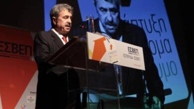 Πορτρέτο του Νίκου Καραγεωργίου, του εμβληματικού ιδρυτή της εταιρείας 3 άλφα που έφυγε από τη ζωή