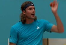 Ο Στέφανος Τσιτσιπάς με εκνευρισμό κατά τη διάρκεια του αγώνα του στο τουρνουά της Μαδρίτης