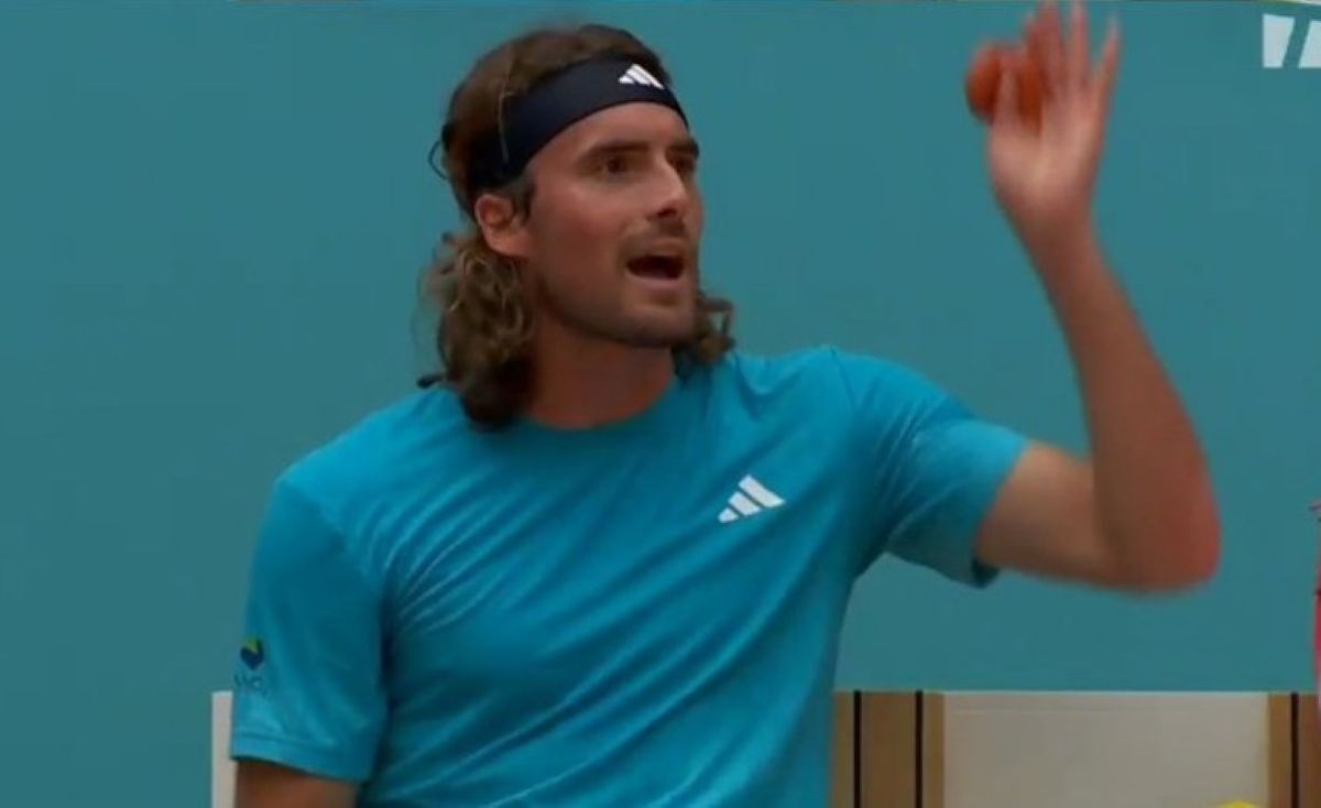 Ο Στέφανος Τσιτσιπάς με εκνευρισμό κατά τη διάρκεια του αγώνα του στο τουρνουά της Μαδρίτης