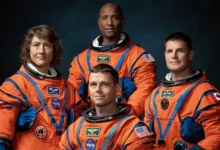 Οι αστροναύτες της NASA με τις νέες πορτοκαλί στολές Orion Crew Survival System για την αποστολή Artemis II