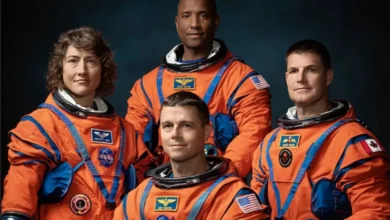 Οι αστροναύτες της NASA με τις νέες πορτοκαλί στολές Orion Crew Survival System για την αποστολή Artemis II