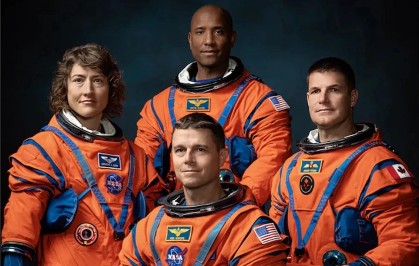 Οι αστροναύτες της NASA με τις νέες πορτοκαλί στολές Orion Crew Survival System για την αποστολή Artemis II