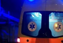 Περιπολικά της αστυνομίας και ασθενοφόρο του ΕΚΑΒ στον Άγιο Δημήτριο στο πάρκο Ασυρμάτου για τον εντοπισμό νεκρού άνδρα