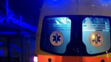 Περιπολικά της αστυνομίας και ασθενοφόρο του ΕΚΑΒ στον Άγιο Δημήτριο στο πάρκο Ασυρμάτου για τον εντοπισμό νεκρού άνδρα