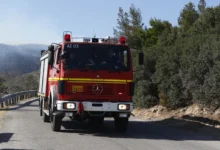 Επιχείρηση της Πυροσβεστικής στην Πάρνηθα για απεγκλωβισμό οδηγού από γκρεμό