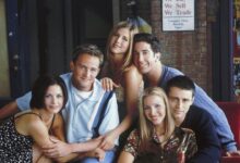 Οι έξι πρωταγωνιστές της σειράς Τα Φιλαράκια σε μια από τις κλασικές φωτογραφίες τους