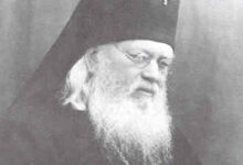 Ο Άγιος Λουκάς ο Ιατρός σε στιγμή βαθιάς προσευχής και κατάνυξης