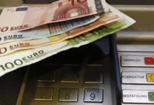 Χρήστης που πραγματοποιεί ανάληψη χρημάτων από ΑΤΜ χρησιμοποιώντας το κινητό του τηλέφωνο αντί για κάρτα