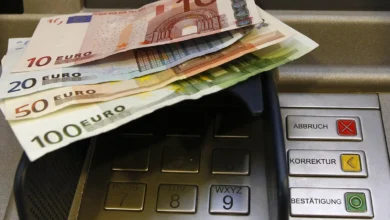 Χρήστης που πραγματοποιεί ανάληψη χρημάτων από ΑΤΜ χρησιμοποιώντας το κινητό του τηλέφωνο αντί για κάρτα