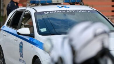 Αστυνομικές δυνάμεις έξω από σπίτι στη Λάρισα όπου βρέθηκαν νεκρές δύο γυναίκες