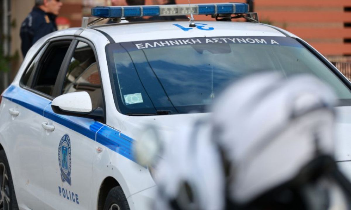 Αστυνομικές δυνάμεις έξω από σπίτι στη Λάρισα όπου βρέθηκαν νεκρές δύο γυναίκες