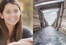 Άποψη του Ισθμού της Κορίνθου σε ασπρόμαυρο φόντο, συμβολίζοντας την τραγωδία της 17χρονης και την ψυχική οδύνη