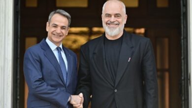 Ο Έντι Ράμα και ο Κυριάκος Μητσοτάκης κατά τη διάρκεια της συνάντησής τους στο Μέγαρο Μαξίμου στις 22 Απριλίου 2026