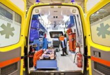 Ασθενοφόρο του ΕΚΑΒ με φόντο την πόλη των Τρικάλων σε κλίμα πένθους.