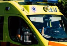 Ασθενοφόρο του ΕΚΑΒ έξω από νοσοκομείο μετά από σοβαρό τραυματισμό.