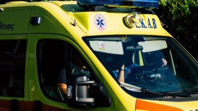 Ασθενοφόρο του ΕΚΑΒ έξω από νοσοκομείο μετά από σοβαρό τραυματισμό.
