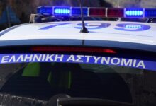 Αστυνομικός έλεγχος και περιπολικό της ΕΛ.ΑΣ τη νύχτα στο κέντρο της Αθήνας.