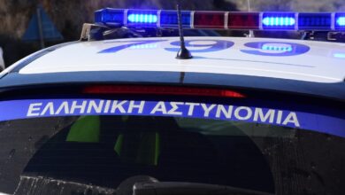 Αστυνομικός έλεγχος και περιπολικό της ΕΛ.ΑΣ τη νύχτα στο κέντρο της Αθήνας.