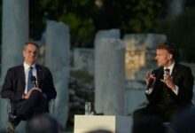 Ο Εμανουέλ Μακρόν και ο Κυριάκος Μητσοτάκης σε συνομιλία στη Ρωμαϊκή Αγορά