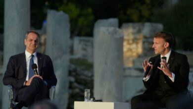 Ο Εμανουέλ Μακρόν και ο Κυριάκος Μητσοτάκης σε συνομιλία στη Ρωμαϊκή Αγορά