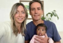 Ένα ζευγάρι λευκών στη Φλόριντα που κρατά το μωρό του, το οποίο γεννήθηκε με διαφορετικά φυλετικά χαρακτηριστικά μετά από λάθος σε κλινική εξωσωματικής