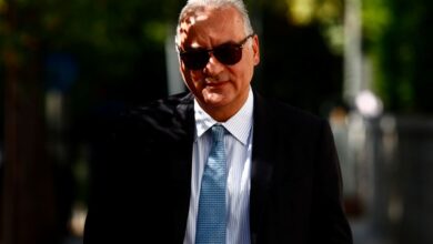 Ο ευρωβουλευτής Μανώλης Κεφαλογιάννης σε στιγμή θλίψης για την απώλεια της μητέρας του