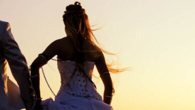 Μια νύφη που δείχνει εκνευρισμένη με το γαμήλιο συμβόλαιο, συμβολίζοντας τον γρήγορο χωρισμό