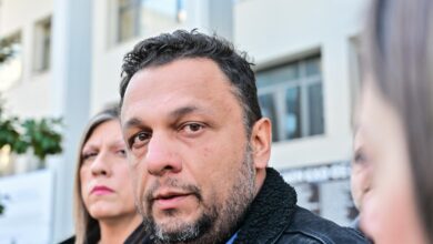 Ο Πάνος Ρούτσι αποχωρεί με αναπηρικό αμαξίδιο από τη δικαστική αίθουσα στη δίκη για τα Τέμπη