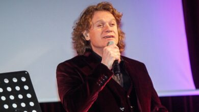 Ο Πέτρος Γαϊτάνος ψάλλοντας βυζαντινούς ύμνους της Μεγάλης Εβδομάδας