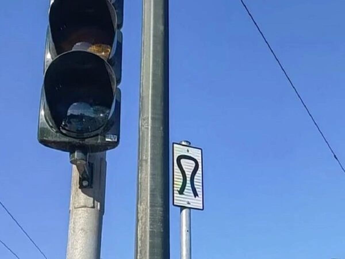 Η νέα περίεργη πινακίδα σε σχήμα πέταλου στη Λεωφόρο Βασιλίσσης Αμαλίας στην Αθήνα