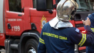 Ισχυρές δυνάμεις της Πυροσβεστικής επιχειρούν στη φωτιά στην Πάρνηθα σε δασική έκταση