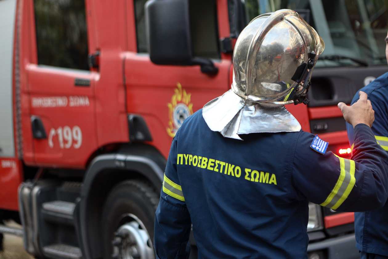 Ισχυρές δυνάμεις της Πυροσβεστικής επιχειρούν στη φωτιά στην Πάρνηθα σε δασική έκταση