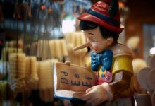 Ο Πινόκιο την Πρωταπριλιά με αστεία και πειράγματα, συμβολίζοντας το παραδοσιακό έθιμο με τα ψέματα