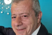 Πένθιμο φόντο και αναφορά στον θάνατο του δημοσιογράφου Νίκου Παπαδάκου