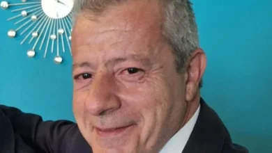 Πένθιμο φόντο και αναφορά στον θάνατο του δημοσιογράφου Νίκου Παπαδάκου