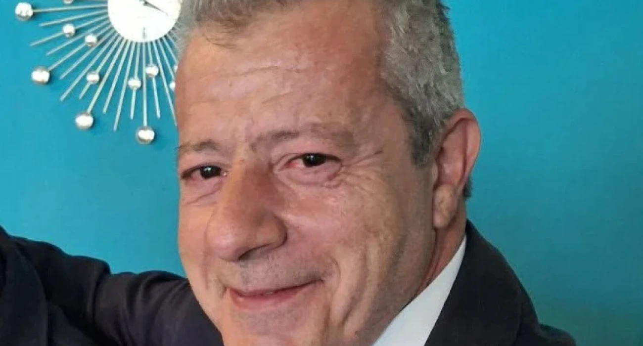 Πένθιμο φόντο και αναφορά στον θάνατο του δημοσιογράφου Νίκου Παπαδάκου