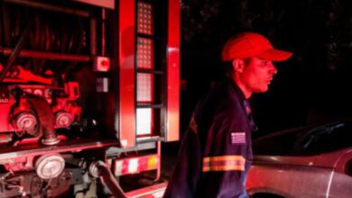 Συντρίμμια από την κατάρρευση σπιτιού στη Χαλκίδα και δυνάμεις της Πυροσβεστικής στο σημείο