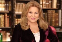 Η Δέσποινα Μοιραράκη παρουσιάζει σπάνιο περσικό χαλί σε τηλεοπτική εκπομπή