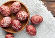 Κόκκινα βαμμένα αυγά σε καλάθι και συμβουλές για την ασφαλή κατανάλωση τους το Πάσχα