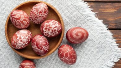 Κόκκινα βαμμένα αυγά σε καλάθι και συμβουλές για την ασφαλή κατανάλωση τους το Πάσχα