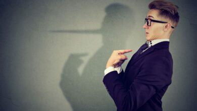 Μια γυναίκα αναλύτρια που εξετάζει δεδομένα, αναπαριστώντας τις τεχνικές της CIA για τον εντοπισμό του ψεύδους