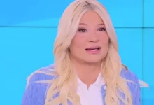 Η Φαίη Σκορδά με έκφραση αγανάκτησης στην εκπομπή Buongiorno