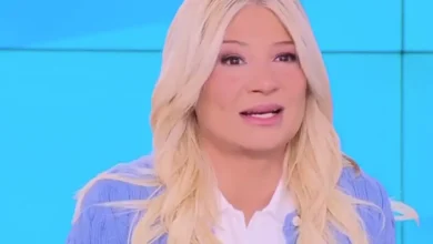 Η Φαίη Σκορδά με έκφραση αγανάκτησης στην εκπομπή Buongiorno