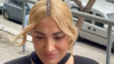 Η Ιωάννα Τούνη φανερά συγκινημένη κατά την έξοδό της από το δικαστήριο για την υπόθεση του revenge porn.