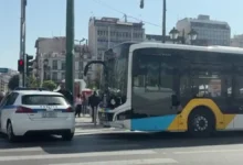 Σημείο τροχαίου ατυχήματος στον Πειραιά με ασθενοφόρο και περιπολικό μετά από παράσυρση ανηλίκου από λεωφορείο