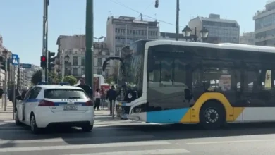 Σημείο τροχαίου ατυχήματος στον Πειραιά με ασθενοφόρο και περιπολικό μετά από παράσυρση ανηλίκου από λεωφορείο