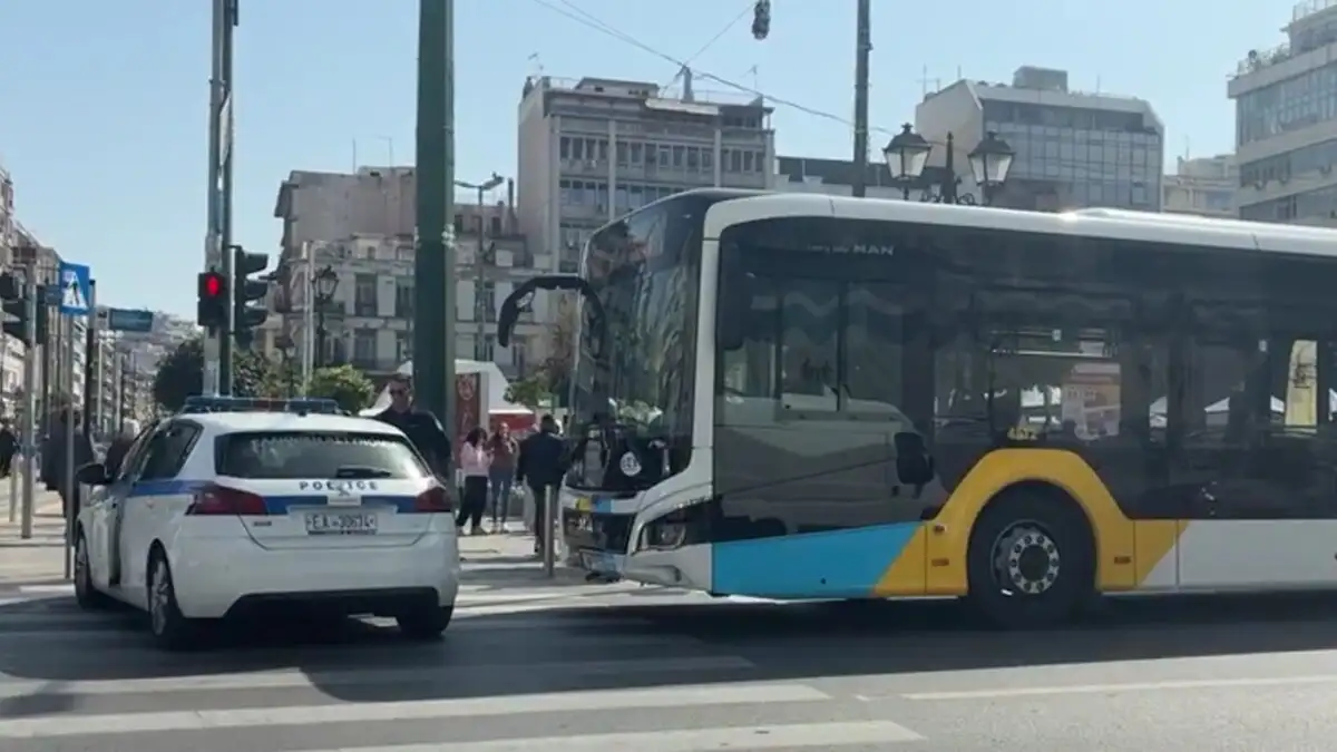 Σημείο τροχαίου ατυχήματος στον Πειραιά με ασθενοφόρο και περιπολικό μετά από παράσυρση ανηλίκου από λεωφορείο