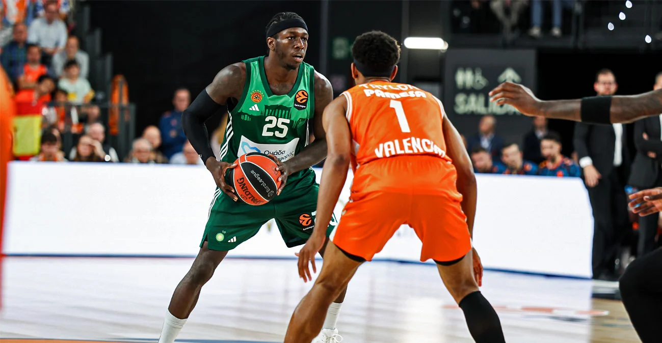 Ο Κέντρικ Ναν πανηγυρίζει μετά το νικηφόρο καλάθι στο Βαλένθια - Παναθηναϊκός