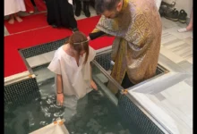 Μυστήριο βάπτισης σε ορθόδοξο ναό της Κωνσταντινούπολης με νεοφώτιστους πρώην μουσουλμάνους.