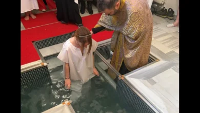 Μυστήριο βάπτισης σε ορθόδοξο ναό της Κωνσταντινούπολης με νεοφώτιστους πρώην μουσουλμάνους.
